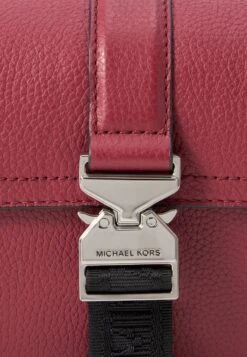 Michael Kors AVIATOR XBODY - Cross Body Bag - Mulberry -Michael Kors Geschaft ec6350fde0e64f01a06683df51471a23