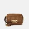 MICHAEL Michael Kors PARKER SWAG CAMERA XBODY - Handtasche - Luggage -Michael Kors Geschaft f3e010c3a0e34a7e94868b9962cc4f57